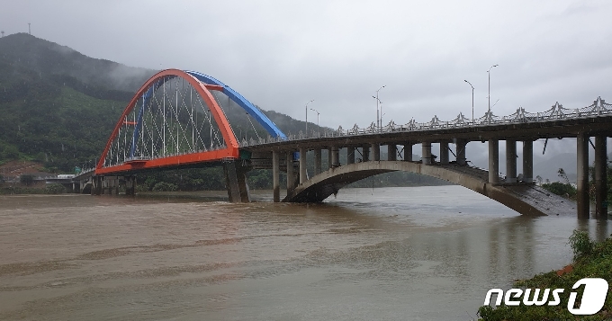 물이 빠졌다가 다시 수위가 높아지는 섬진강. © 뉴스1