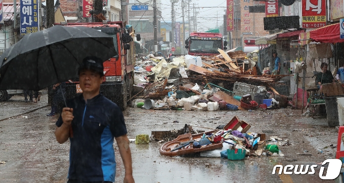 제5호 태풍 ‘장미’가 북상하고 있는 10일 오전 전남 구례군 구례읍에서 상인들이 침수 피해를 입은 상가 복구작업을 하고 있다. 2020.8.10/뉴스1 © News1 허경 기자