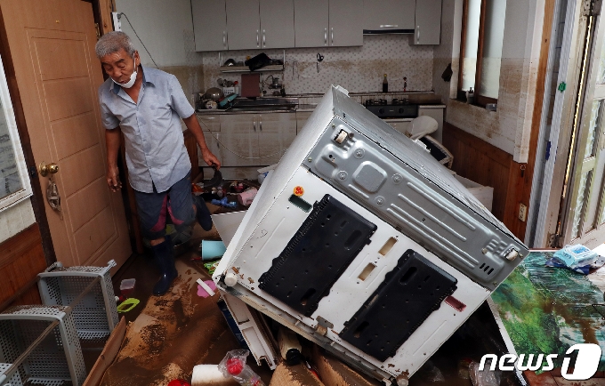 엿새째 철원지역에 최대 700㎜ 넘는 기록적인 폭우가 쏟아진 지난 6일 오전 철원군 동송읍 이길리 한 주민이 망연자실해 하고 있다. 한탄천 범람은 1999년 이후 처음으로 인근 마을들이 물에 잠기며 주민 780명이 긴급 대피했다.2020.8.6/뉴스1 © News1 김명섭 기자