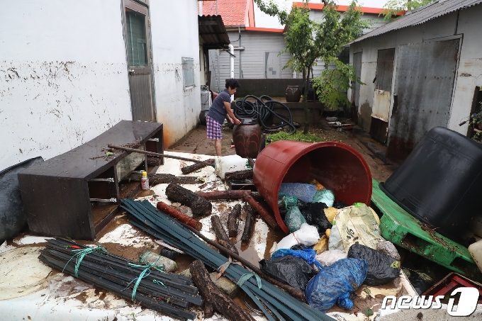 엿새째 철원지역에 최대 700㎜ 넘는 기록적인 폭우가 쏟아진 지난 6일 오전 철원군 동송읍 이길리의 한 주택 안이 수해로 어지럽다. 2020.8.6/뉴스1 © News1 김명섭 기자