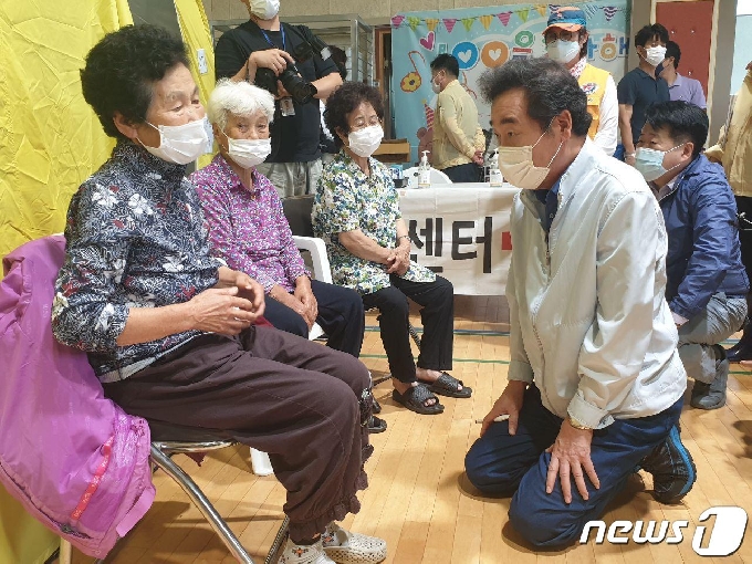 이낙연 더불어민주당 당대표 후보가 10일 오전 특별재난지역으로 선포된 철원군 오덕초등학교에 마련된 수해 이재민 임시 대피소를 찾아 피해 주민들과 대화를 나누고 있다.2020.8.10/뉴스1 © News1 최석환 기자