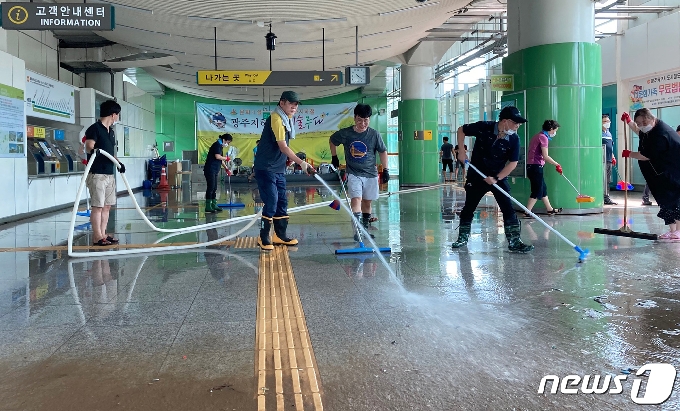 광주도시철도공사 직원들이 10일 침수 피해를 입은 평동역 배수와 토사 제거 등 응급복구활동을 펼치고 있다. (광주도시철도공사 제공)2020.8.10/뉴스1 © News1