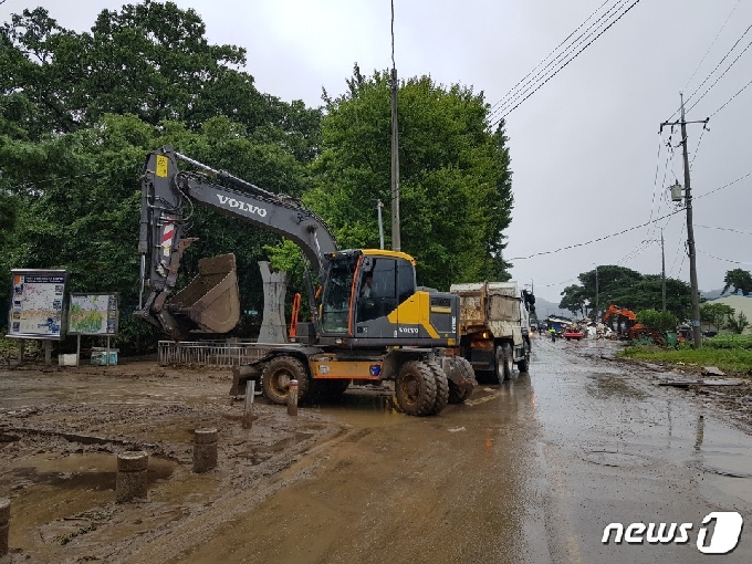 전북 용담댐 방류로 침수됐던 영동군 양산면 송호국민관광단지 일원 복구작업이 한창 진행 중에 있다. © 뉴스1