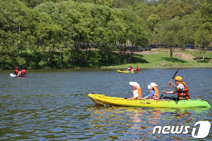 지난해 영동 송호관광지 카누카약장 을 찾은 피서객들. © News1