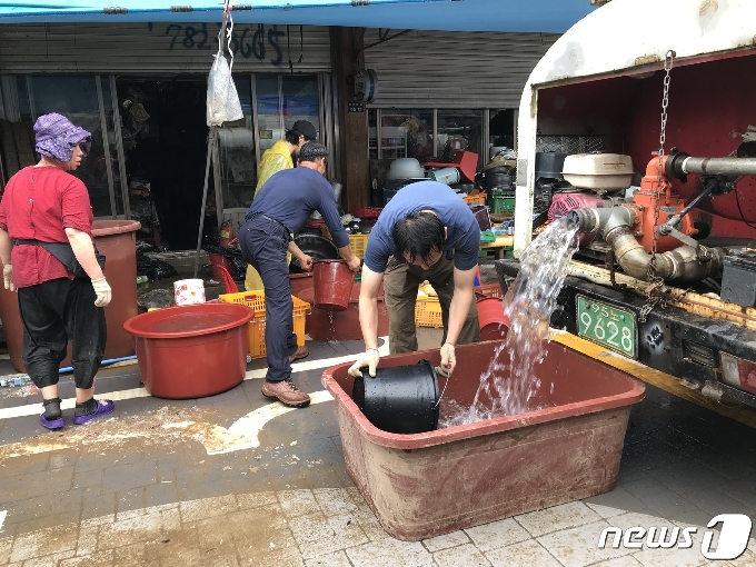 10일 오후 전남 구례읍 5일시장에서 지역 건설업체인 광남건설이 운영하는 급수차가 물이 필요한 상인들에게 무료로 용수를 공급하고 있다.2020.8.11/뉴스1 © News1 지정운 기자