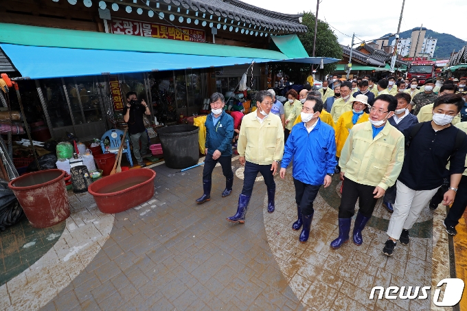 정세균 국무총리가 10일 오후 전남 구례 5일시장을 찾아 침수 피해를 입은 시장 내부를 둘러보고 있다. 구례지역은 지난 7일부터 이틀간 평균 400mm의 많은 비가 내렸다. 이로 인해 공공시설 774개소와 민간시설 791개소의 침수 등으로 인해 1286억원의 피해액이 발생했다. 2020.8.9 /뉴스1 © News1 황희규 기자