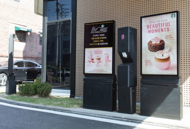 국내 한 스타벅스에 설치된 삼성전자 디지털 사이니지. /사진제공=삼성전자