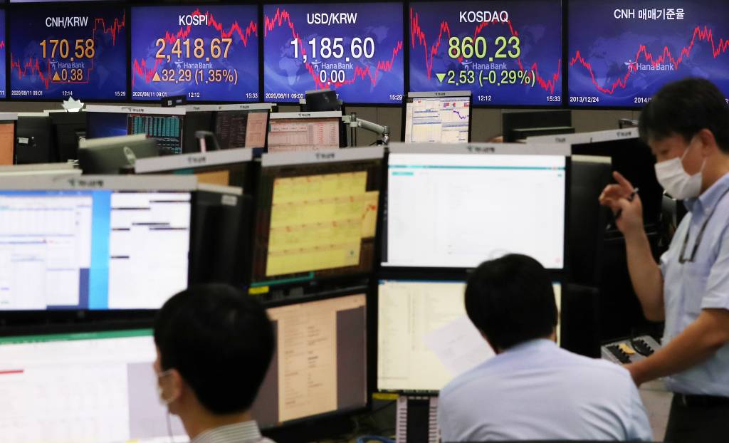 코스피가 전 거래일 대비 32.29포인트(1.35%) 오른 2418.67로 상승,  코스닥이 2.53포인트(0.29%) 내린 860.23으로 하락 마감한 11일 오후 서울 중구 하나은행 딜링룸 전광판에 지수가 표시돼 있다. / 사진=김휘선 기자 hwijpg@