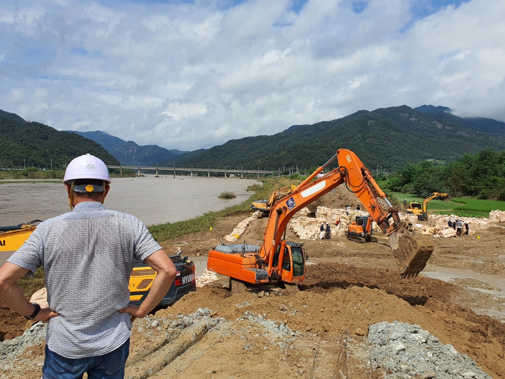 12일 오전 무너진 남원 금지면 인근 섬진강 제방을 다시 세우기 위해 공사하는 모습.  지난 8일 섬진강 제방이 무너지며 금지면 일대 마을로 강물이 들이닥쳐 큰 수해를 입혔다. /사진=정경훈 기자