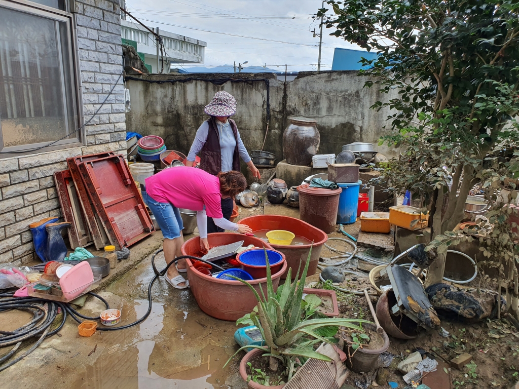 자원봉사자들이 남원 금면리 주민 김인수씨(84)의 집 정리를 돕는 모습. /사진=정경훈 기자