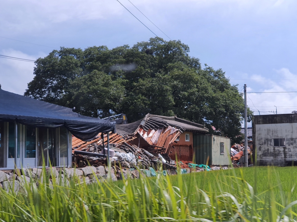 12일 오전 촬영한 금지면의 무너진 가옥. 금지면 일대는 지난 8일 입은 수해로 가옥이나 비닐하우스가 무너지는 등 피해를 입었다.  /사진=정경훈 기자
