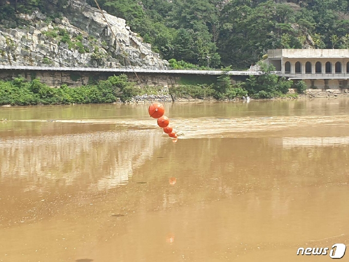 12일 수상통제선이 당시 사고로 물에 빠져 있는 모습. 2020.8.12/뉴스1 © News1