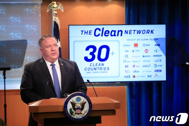 마이크 폼페이오 미국 국무장관이 5일(현지시간) 기자회견에서 중국산 스마트폰 애플리케이션 퇴출 등 이른바 '청정 네트워크' 구상을 소개하고 있다. © 로이터/사진 = 뉴스1