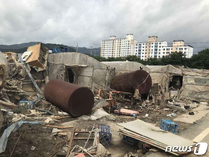 섬진강 범람으로 막대한 침수피해를 입은 전남 구례군 구례읍 일원에서 닷새째 복구가 진행되고 있지만 양정지구의 비닐하우스들은 13일 현재 아직도 쓰레기에 뒤엉킨 상태에서 복구 손길만을 기다리고 있다.2020.8.13 /뉴스1