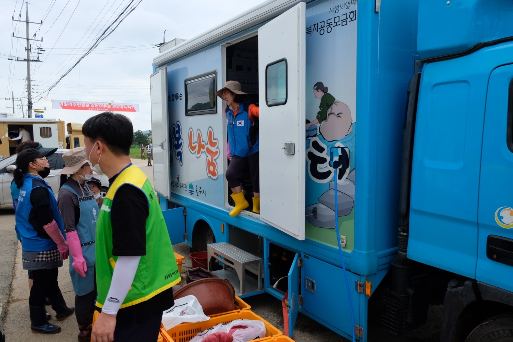 13일 오전 강원도 철원군 동송읍 이길리 마을회관 앞 삼성전자의 '온정나눔 세탁소'에서 봉사자들이 빨랫감을 분리하고 있다. /사진=박소연 기자