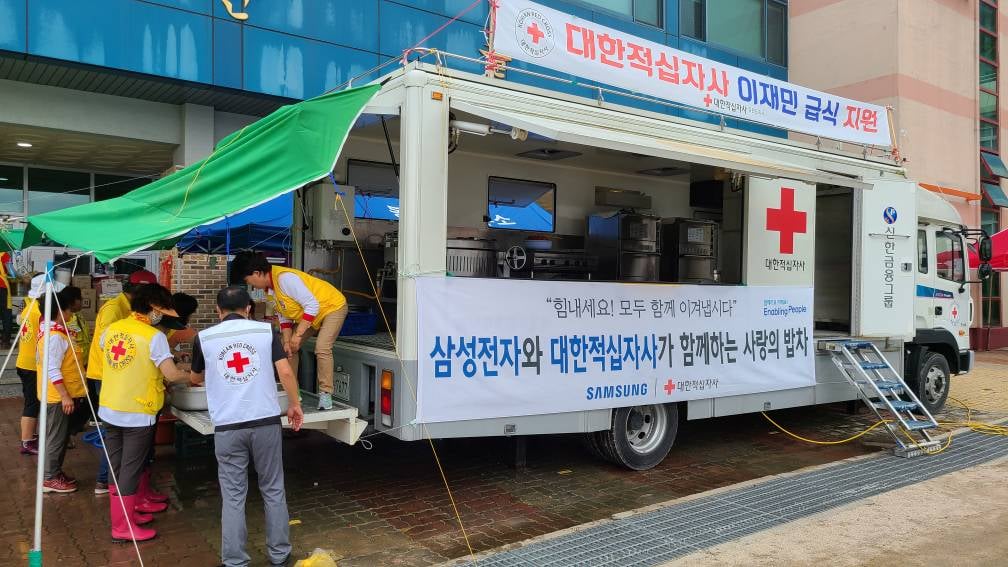 13일 오전 강원도 철원군 동송읍 오덕초등학교 '사랑의 밥차'에서 주민들과 봉사자를 위한 식사를 준비하고 있다. /사진제공=대한적십자사