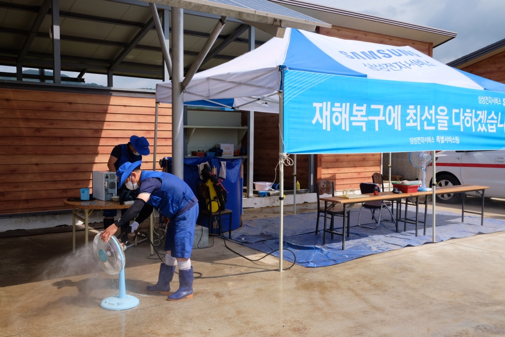 13일 오전 강원도 철원군 동송읍 이길리 마을회관 인근 삼성전자서비스가 가전제품 무상점검 서비스를 벌이고 있다. /사진=박소연 기자