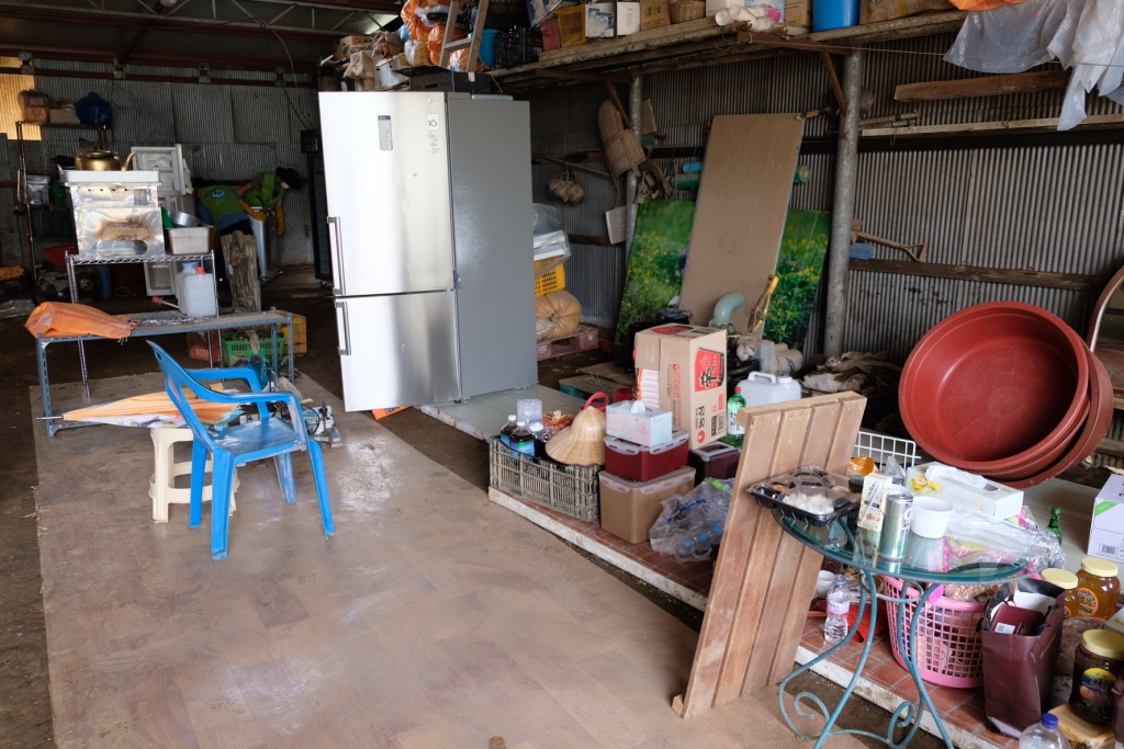 13일 오전 강원도 철원군 동송읍 이길리 마을에서 김일남씨가 봉사자들의 도움을 받아 집안내 침수된 가재도구를 정리하고 있다. /사진=박소연 기자