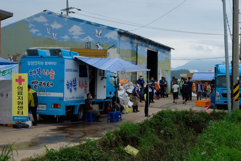 13일 오전 강원도 철원군 동송읍 이길리 마을회관 앞 삼성전자의 '온정나눔 세탁소' 모습. /사진=박소연 기자