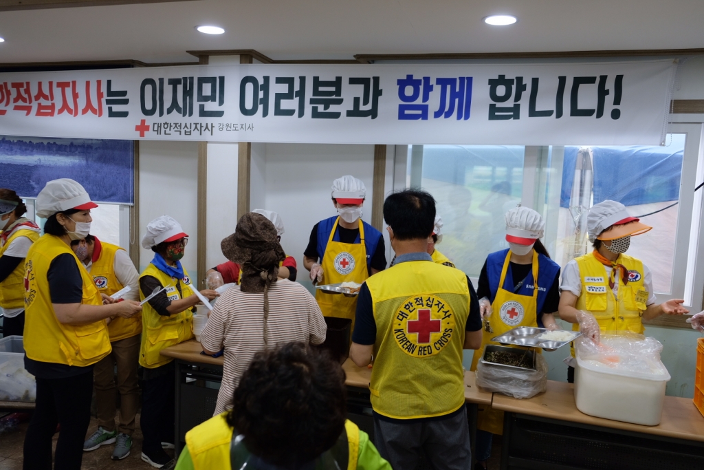 13일 오전 강원도 철원군 동송읍 이길리 농촌체험장에서 '사랑의 밥차'가 삼성전자와 대한적십자사가 주민들과 봉사자들에게 배식을 하고 있다. /사진=박소연 기자