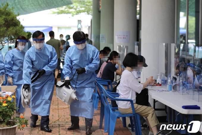 광주 광산구가 신종 코로나바이러스 감염증(코로나19) 확산을 막기 위해 지하시설, 종교시설, 다중이용시설, 방역취약시설 등 1200여곳을 민·관 합동으로 방역하고 있다.(광주 광산구 제공) 2020.7.9/뉴스1