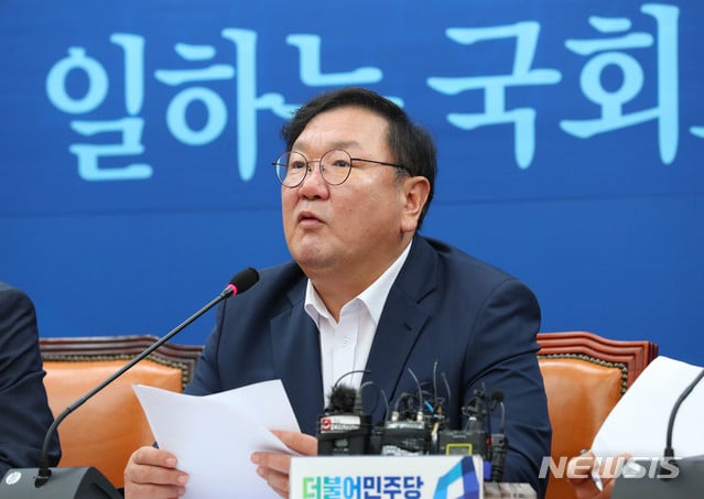 [서울=뉴시스] 장세영 기자 = 김태년 더불어민주당 원내대표가 13일 서울 여의도 국회에서 열린 더불어민주당 정책조정회의에 참석해 현안관련 발언을 하고 있다. 2020.08.13.   photothink@newsis.com