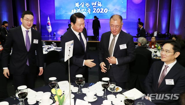 이재용(오른쪽부터) 삼성전자 부회장, 정의선 현대차그룹 수석부회장, 최태원 SK그룹 회장, 구광모 LG그룹 회장이 지난 1월 2일 오전 서울시 중구 대한상공회의소 국제회의장에서 열린 문재인 대통령의 국내 각계대표 및 특별초청 인사들과의 신년 합동 인사회에 참석해 인사를 나누고 있다/사진=뉴시스