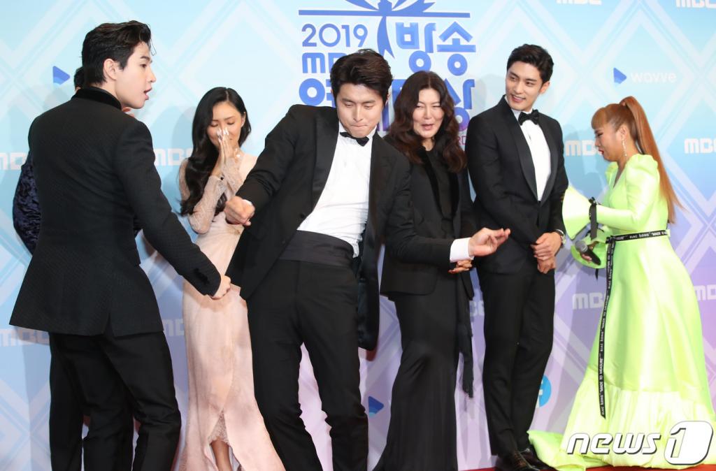 (서울=뉴스1) MBC'나 혼자 산다' 출연진들이 지난해 12월 서울 상암동 MBC에서 열린 ‘2019 MBC 방송연예대상’에 참석한 모습. 2019.11.29/뉴스1