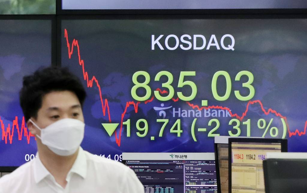 [서울=뉴시스] 박미소 기자 =  코스닥지수는 전 거래일보다 19.74포인트(2.31%) 내린 835.03에 마감한 14일 오후 서울 중구 하나은행 딜링룸에서 직원들이 업무를 보고 있다. 이날 코스피 지수는  전 거래일(2437.53)보다 30.04포인트(1.23%) 내린 2407.49에, 서울 외환시장에서 원·달러 환율은 전 거래일(1183.3원)보다 1.3원 오른 1184.6원에 마감했다. 2020.08.14.  misocamera@newsis.com