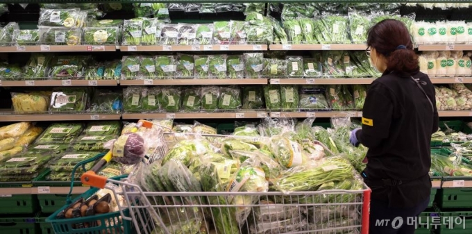 (곡성=뉴스1) 허경 기자 = 9일 전남 곡성 오산면 한 마을의 일부 주택들이 산사태로 인해 토사로 뒤덮여 있다. 지난 7일 오후8시29분쯤 해당 마을 뒷산에서 쏟아진 토사로 주택 5채가 매몰돼 5명이 숨졌다. 2020.8.9/뉴스1