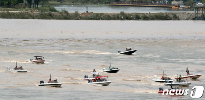 서울, 경기와 강원, 충청, 경북북부에 호우경보와 주의보가 내려진 3일 오전 한강과 중랑천 수위 상승으로 서울 동부간선도로와 중랑천 통행로가 전면 통제되고 있다. /사진=김휘선 기자 hwijpg@