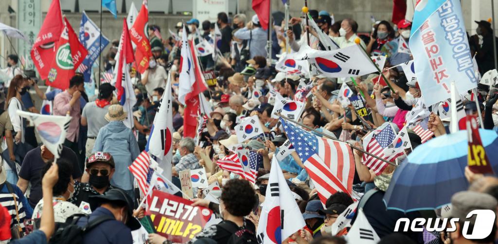 (서울=뉴스1) 김명섭 기자 = 보수단체 회원들이 15일 서울 광화문 광장 일대에서 집회를 하고 있다. 2020.8.15/뉴스1