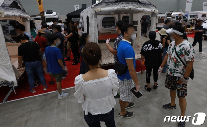 서울과 경기지역에 대한 '사회적 거리두기' 2단계가 시행된 16일 오후 경기 수원시 영통구 수원컨벤션센터에서 '수원레저차량산업전'이 열리고 있다 2020.8.16/뉴스1 © News1 정진욱 기자