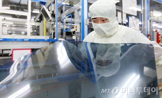 경기도 파주 LG디스플레이 공장에서 연구원들이 나노셀 TV에 적용되는 편광판을 살펴보고 있다./사진제공=LG디스플레이