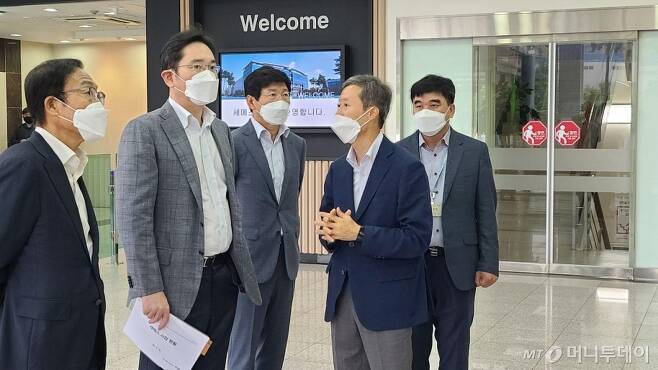 이재용 삼성전자 부회장이 6월 삼성전자 반도체 부문 자회사 세메스의 천안사업장을 찾아 반도체·디스플레이 제조장비 사업을 점검하고 있다. /사진제공=삼성전자