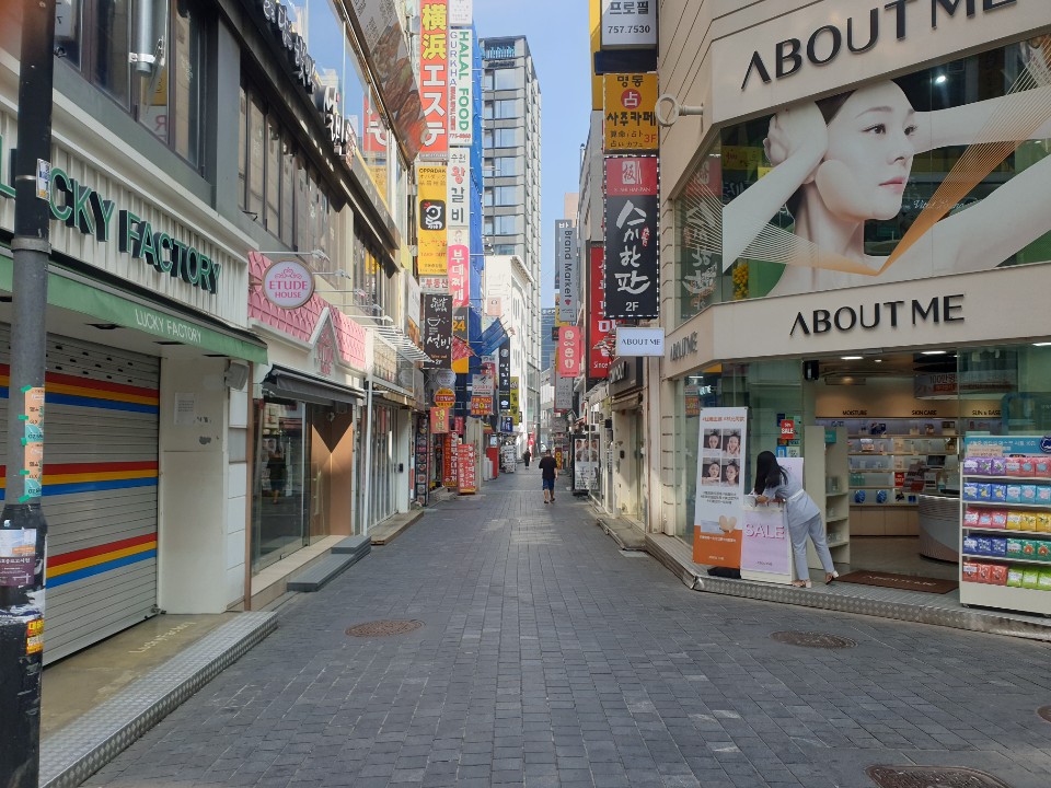 19일 점심 명동 거리의 모습.