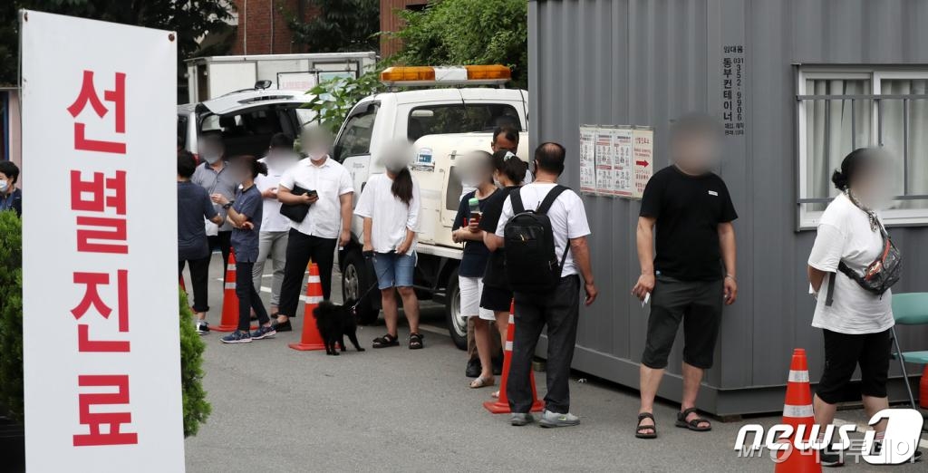 (서울=뉴스1) 민경석 기자 = 광화문 집회발 신종 코로나바이러스 감염증(코로나19) 확산세가 거세지면서 방역당국에 비상이 걸렸다.  중대본에 따르면, 광화문집회와 관련한 확진자는 19일 낮 12시 기준으로 총 53명으로 집계됐다.  또한 광화문 집회 당리 관리에 나섰던 수천명 경력 중 서울지방경찰청 소속 경찰관 4명이 코로나19에 확진된 것으로 나타났다.  20일 오후 서울 종로구 종로구보건소에 마련된 선별진료소에서 시민들이 코로나19 진단검사를 받기 위해 줄을 서 기다리고 있다. 2020.8.20/뉴스1