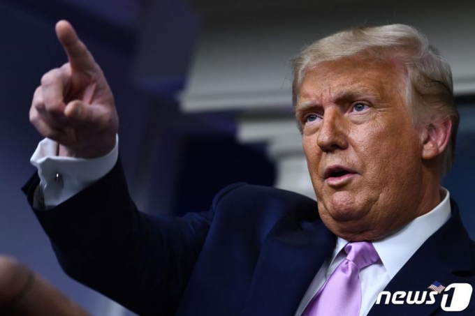 도널드 트럼프 미국 대통령이 19일(현지시간) 워싱턴 백악관 브래디 브리핑룸에서 취재진에게 답변을 하고 있다. 2020.08.19./사진=(워싱턴 AFP=뉴스1)