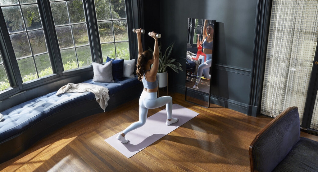 '미러'를 이용 중인 고객. /사진=룰루레몬 홈페이지