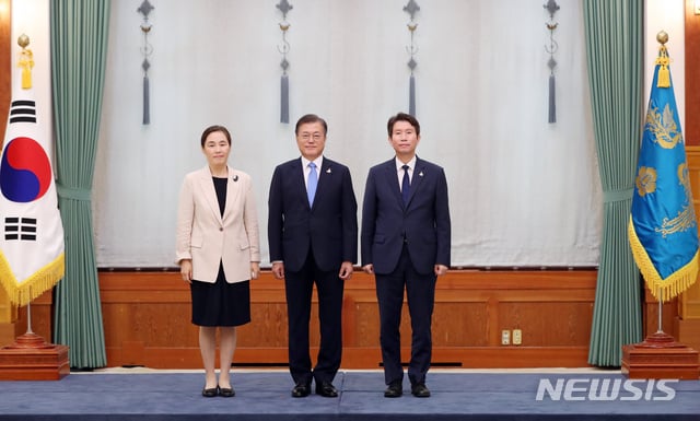 [서울=뉴시스]박영태 기자 = 문재인 대통령이 7월29일 청와대 본관에서 이인영 신임 통일부장관에게 임명장을 수여한 후 기념촬영을 하고 있다. 왼쪽은 이인영 통일부장관의 부인. 2020.07.29.  since1999@newsis.com