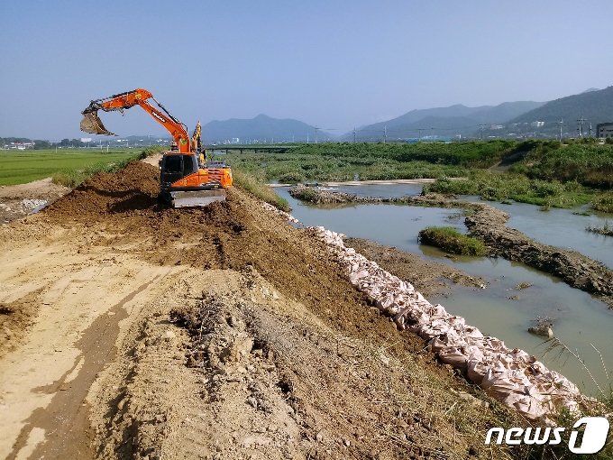 24일 전남 나주시 다시면 가흥리2구 앞 문평천의 무너진 제방 복구공사가 한창이다. 이곳은 지난 7일부터 내린 집중호우로 8일 오후 영산강의 지류인 문평천 제방이 무너지면서 농경지를 포함해 인근 마을까지 침수피해를 입은 곳이다.2020.8.24 /뉴스1 © News1 박영래 기자