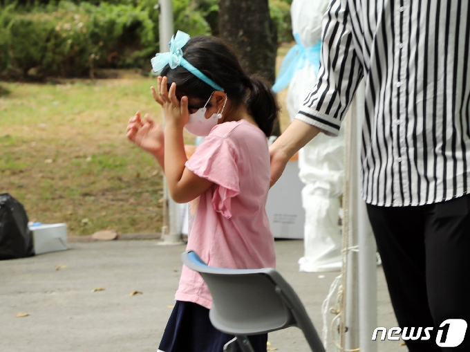 24일 오전 전남 화순군 화순초등학교에서 코로나19 검사를 받은 학생이 눈물을 훔치고 있다.2020.8.24 /뉴스1 © News1 허단비 기자