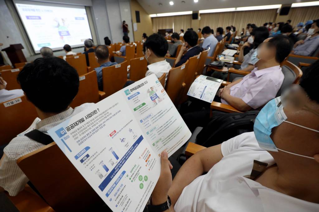 [서울=뉴시스]김병문 기자 = 서울시가 14일 오전 서울 중구 서울시청 서소문청사 후생동에서 재개발 신규 검토구역 관련 공공재개발 합동설명회를 하고 있다. 2020.08.14.   dadazon@newsis.com