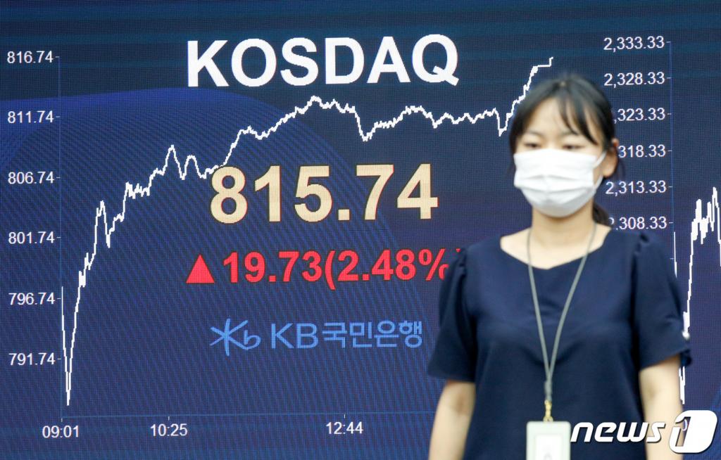 24일 오후 서울 영등포구 KB국민은행 여의점 스마트딜링룸에서 직원이 업무를 보고 있다. /사진=뉴스1