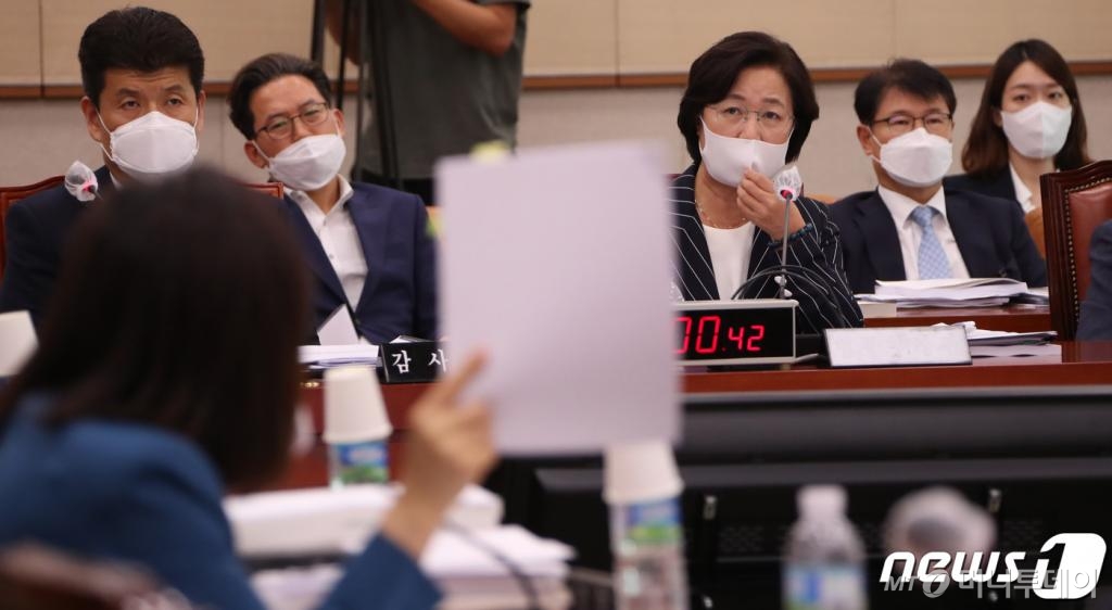 (서울=뉴스1) 성동훈 기자 = 추미애 법무부 장관이 25일 오후 서울 여의도 국회에서 열린 법제사법위원회 전체회의에서 미래통합당 전주혜 의원의 질의에 답변하고 있다. 2020.8.25/뉴스1