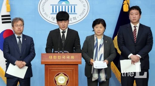 故 구하라 오빠 구호인 씨가 22일 오전 서울 여의도 국회 소통관에서 서영교 더불어민주당 의원과 함께 '구하라법' 통과 촉구 기자회견을 하고 있다.