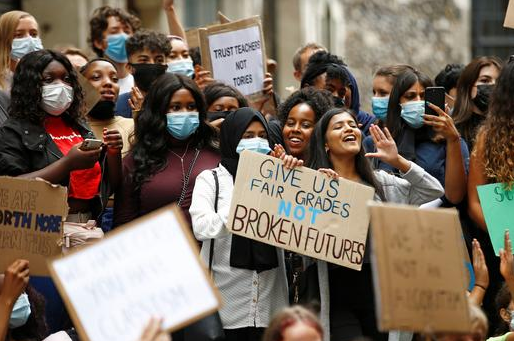 16일(현지시각) 영국 런던에서 고교생들이 예상보다 낮게 나온 A레벨(영국 수능) 점수에 반발해 시위를 하고 있다./사진=로이터