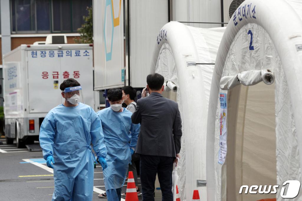 27일 오후 서울 중구 국립중앙의료원 코로나19 선별진료소에서 의료진이 검사 준비를 하고 있다. /사진=뉴스1