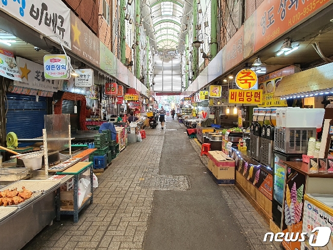 매년 여름철만 되면 발디디기조차 힘든 부산 중구의 깡통시장은 코로나19로 인해 직격탄을 맞았다.2020.8.28/뉴스1© 노경민 기자