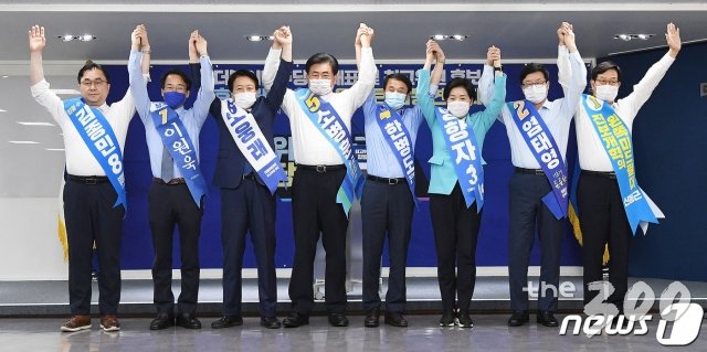 (서울=뉴스1) 신웅수 기자 = 김종민(왼쪽부터)·이원욱·노웅래·소병훈·한병도·양향자·염태영·신동근 더불어민주당 최고위원 후보가 16일 오후 서울 여의도 더불어민주당 당사에서 열린 당대표 및 최고위원 후보 호남권·충청권 온라인(온택트) 합동연설회에서 손을 맞잡고 인사하고 있다. 2020.8.16./뉴스1